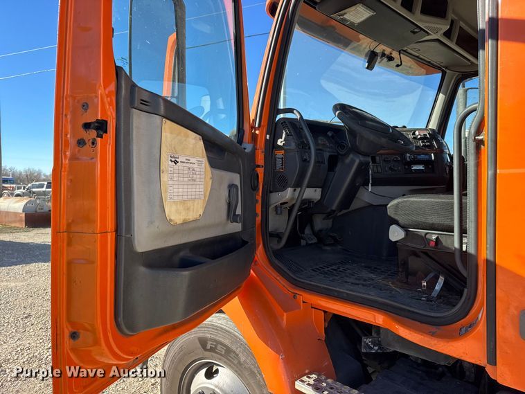 image for item ET4039 2008 Volvo Truck VNM semi truck