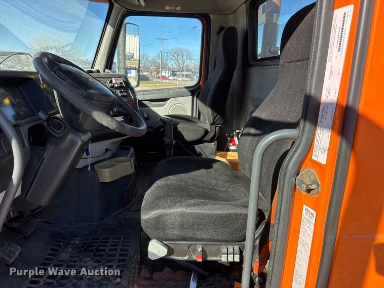 image for item ET4039 2008 Volvo Truck VNM semi truck