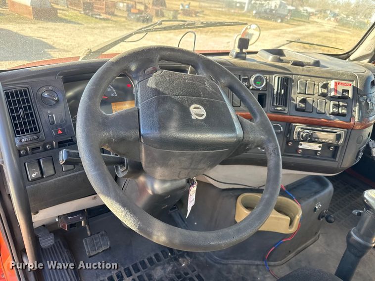 image for item ET4039 2008 Volvo Truck VNM semi truck