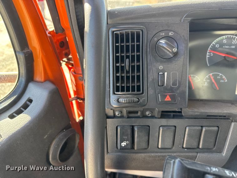 image for item ET4039 2008 Volvo Truck VNM semi truck