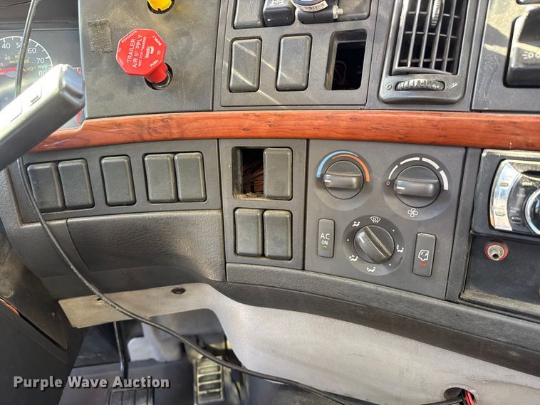 image for item ET4039 2008 Volvo Truck VNM semi truck