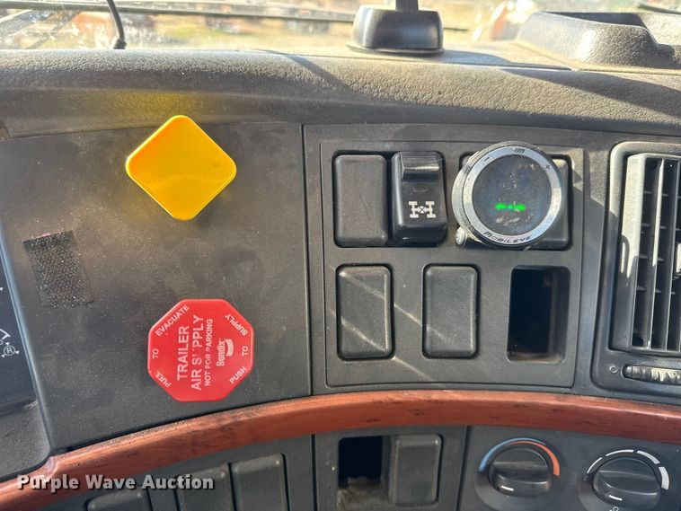 image for item ET4039 2008 Volvo Truck VNM semi truck