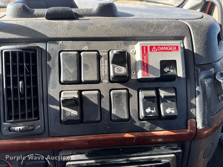 image for item ET4039 2008 Volvo Truck VNM semi truck