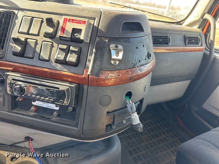 image for item ET4039 2008 Volvo Truck VNM semi truck