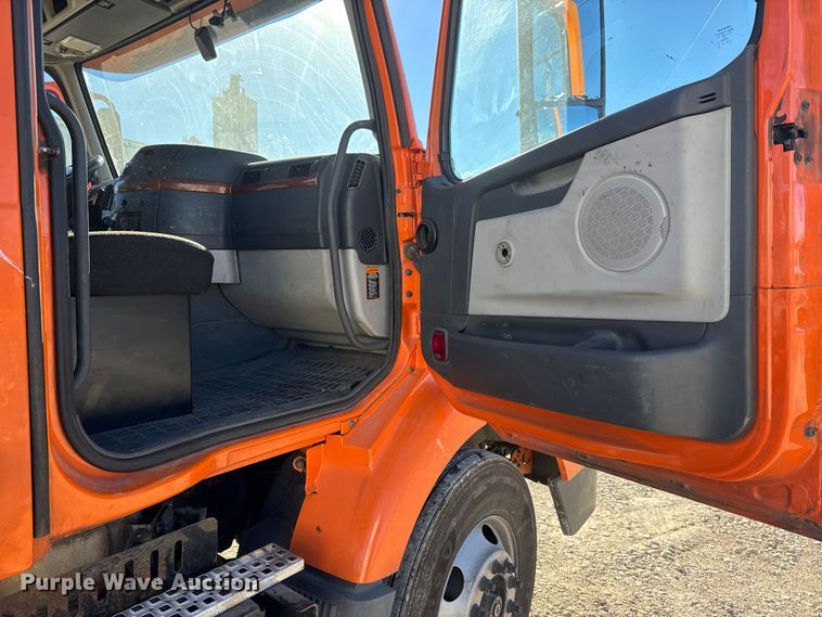 image for item ET4039 2008 Volvo Truck VNM semi truck