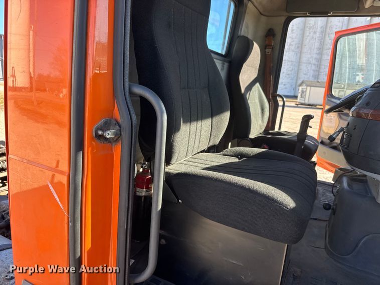 image for item ET4039 2008 Volvo Truck VNM semi truck