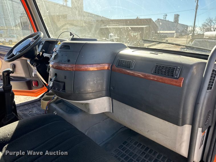 image for item ET4039 2008 Volvo Truck VNM semi truck