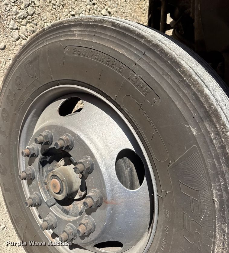 image for item ET4039 2008 Volvo Truck VNM semi truck