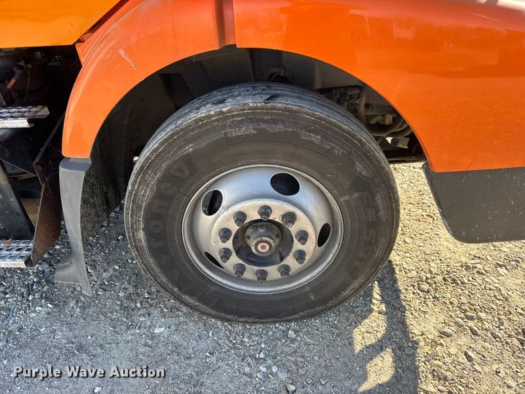 image for item ET4039 2008 Volvo Truck VNM semi truck