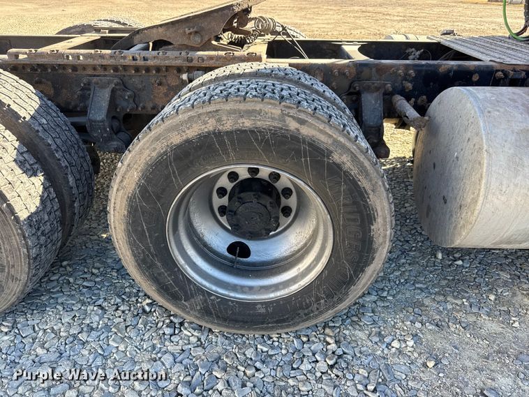 image for item ET4039 2008 Volvo Truck VNM semi truck