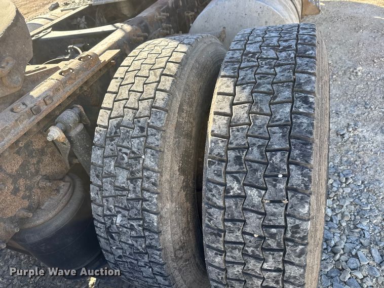 image for item ET4039 2008 Volvo Truck VNM semi truck