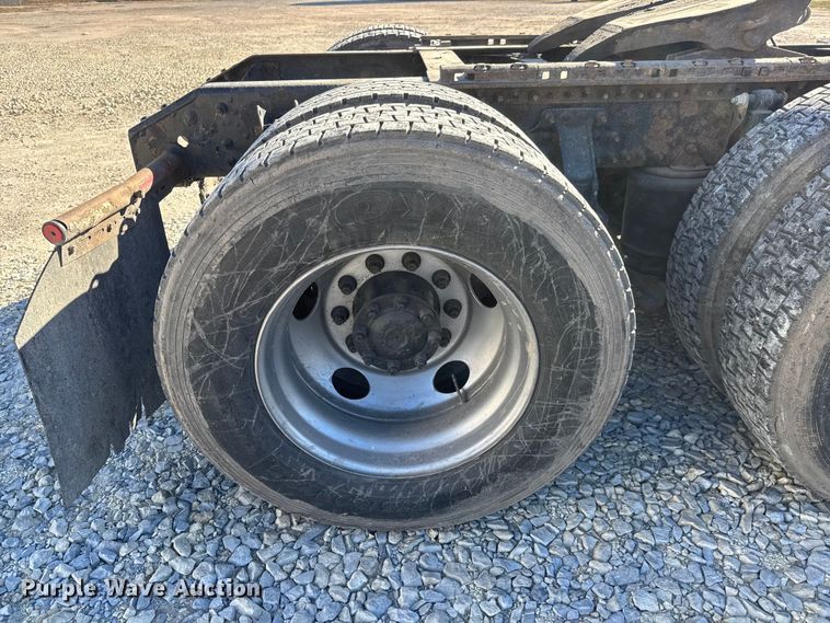 image for item ET4039 2008 Volvo Truck VNM semi truck