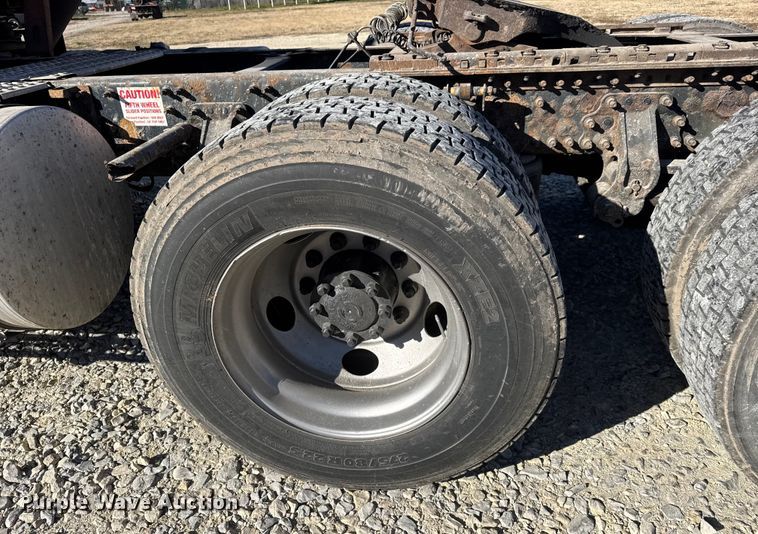 image for item ET4039 2008 Volvo Truck VNM semi truck