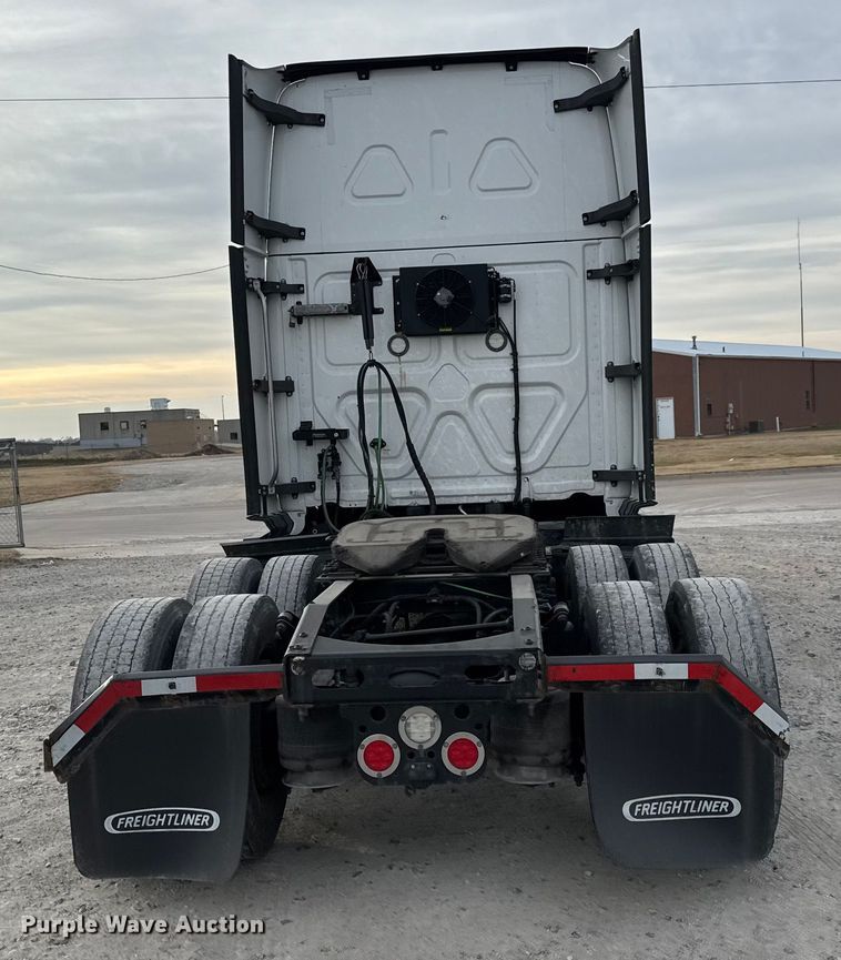 image for item ET4057 2019 Freightliner Cascadia 126 semi truck