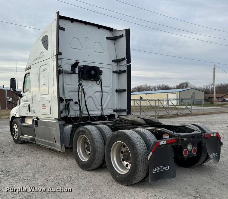 image for item ET4057 2019 Freightliner Cascadia 126 semi truck