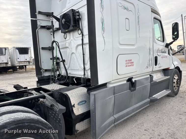 image for item ET4057 2019 Freightliner Cascadia 126 semi truck