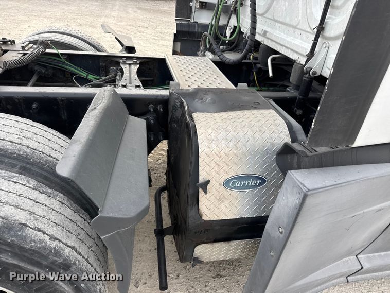 image for item ET4057 2019 Freightliner Cascadia 126 semi truck