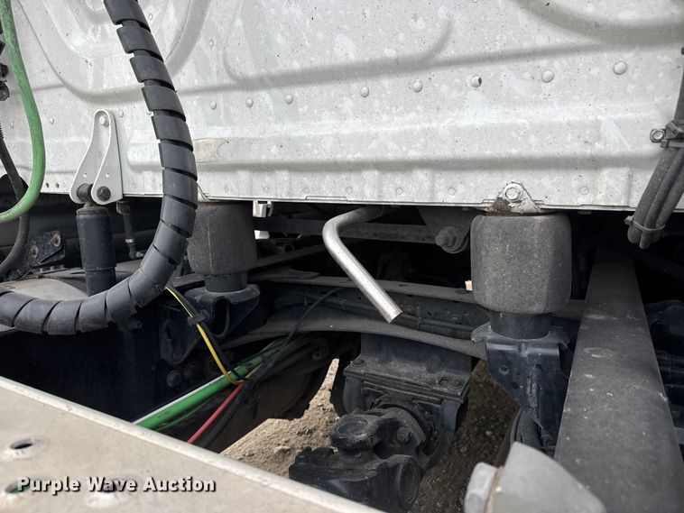 image for item ET4057 2019 Freightliner Cascadia 126 semi truck