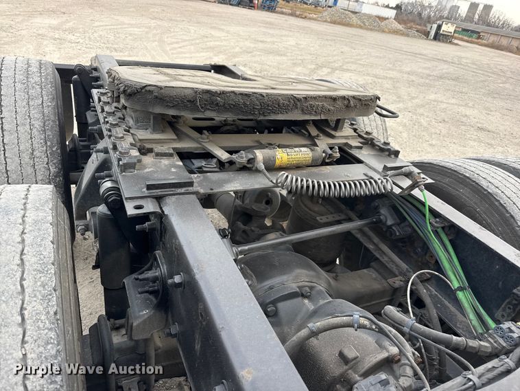 image for item ET4057 2019 Freightliner Cascadia 126 semi truck