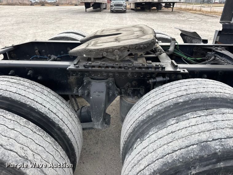 image for item ET4057 2019 Freightliner Cascadia 126 semi truck