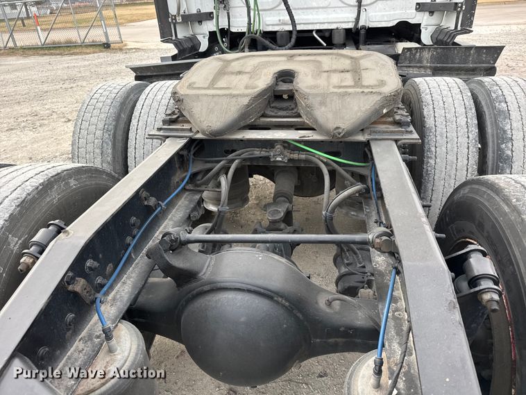 image for item ET4057 2019 Freightliner Cascadia 126 semi truck