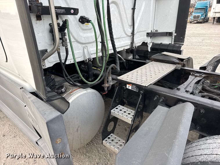 image for item ET4057 2019 Freightliner Cascadia 126 semi truck