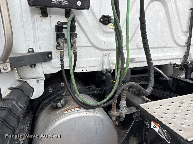 image for item ET4057 2019 Freightliner Cascadia 126 semi truck