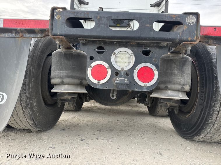 image for item ET4057 2019 Freightliner Cascadia 126 semi truck