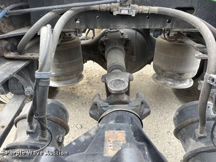 image for item ET4057 2019 Freightliner Cascadia 126 semi truck