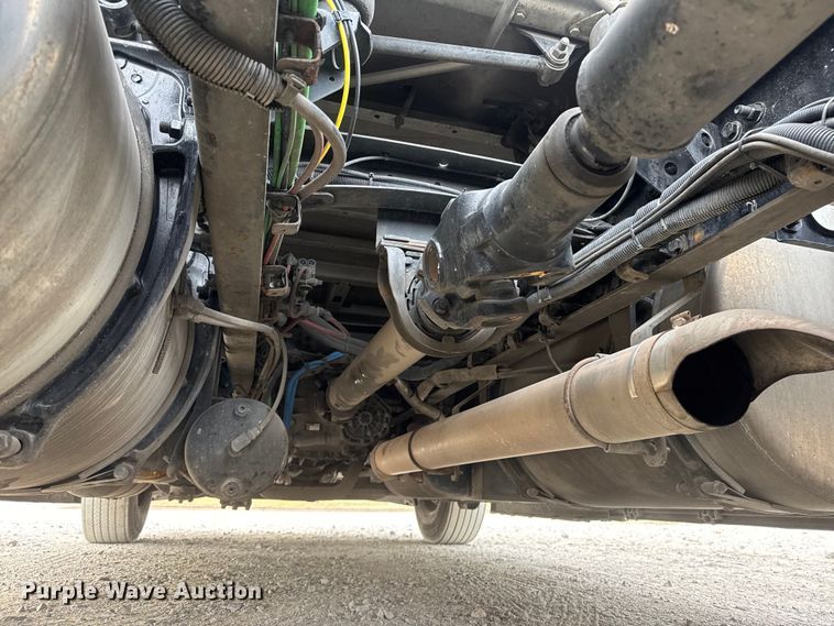 image for item ET4057 2019 Freightliner Cascadia 126 semi truck