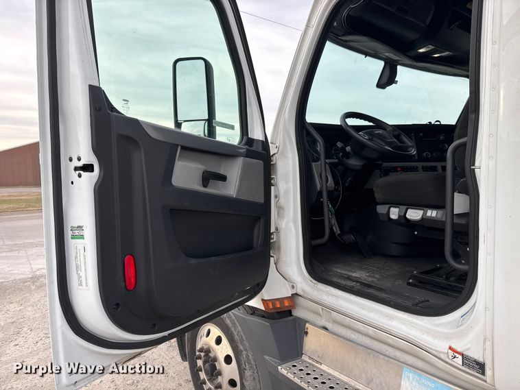 image for item ET4057 2019 Freightliner Cascadia 126 semi truck