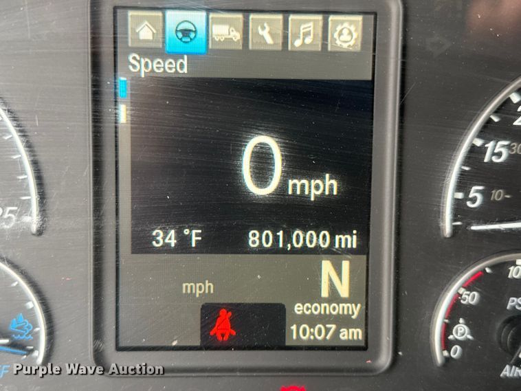 image for item ET4057 2019 Freightliner Cascadia 126 semi truck