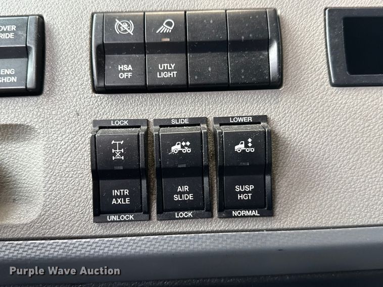 image for item ET4057 2019 Freightliner Cascadia 126 semi truck