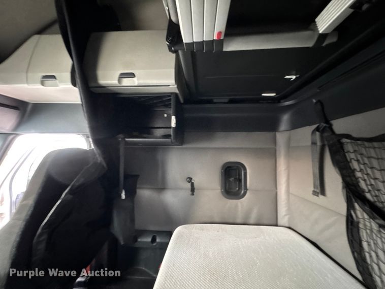 image for item ET4057 2019 Freightliner Cascadia 126 semi truck