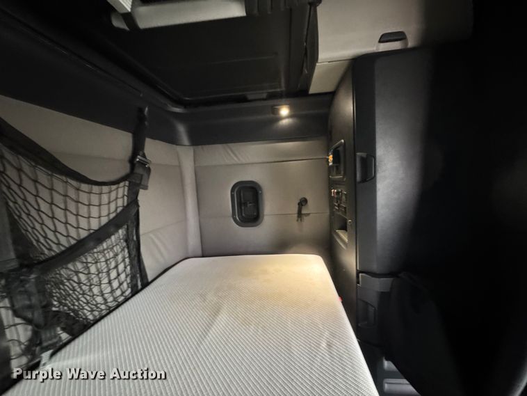 image for item ET4057 2019 Freightliner Cascadia 126 semi truck