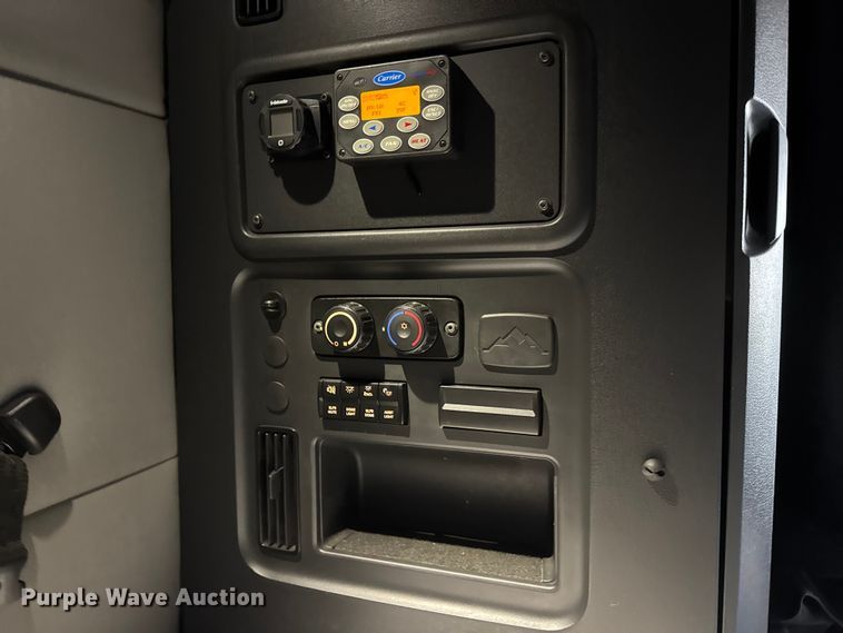 image for item ET4057 2019 Freightliner Cascadia 126 semi truck