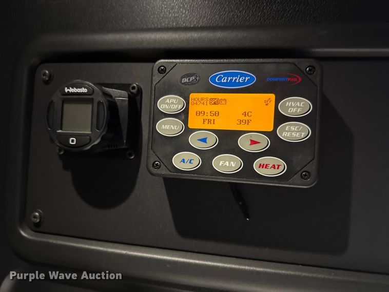 image for item ET4057 2019 Freightliner Cascadia 126 semi truck