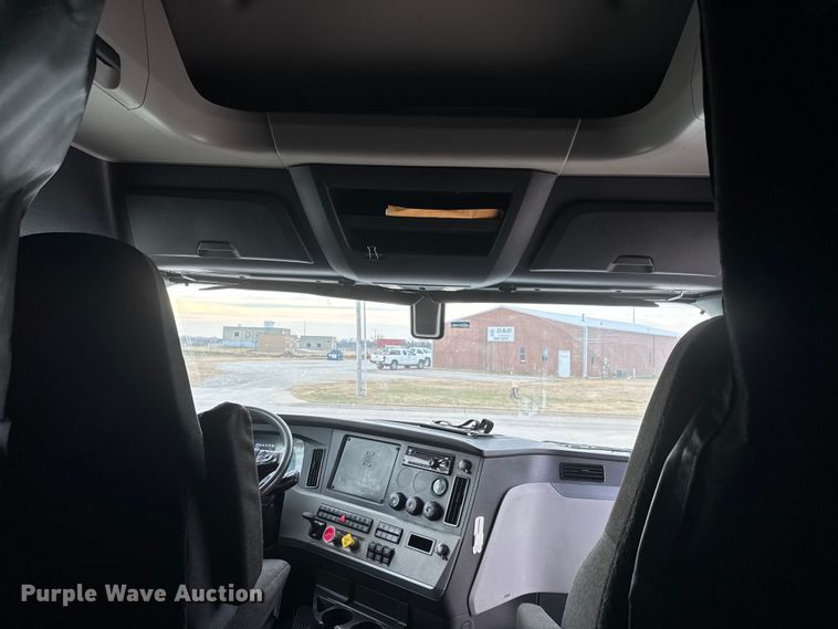 image for item ET4057 2019 Freightliner Cascadia 126 semi truck