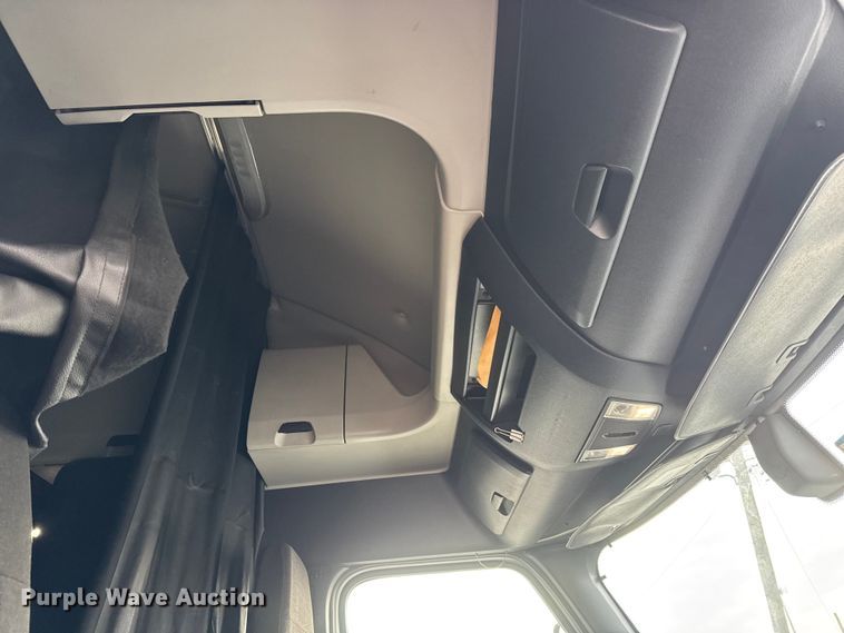 image for item ET4057 2019 Freightliner Cascadia 126 semi truck