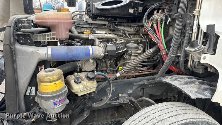 image for item ET4057 2019 Freightliner Cascadia 126 semi truck