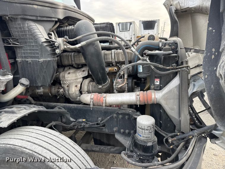 image for item ET4057 2019 Freightliner Cascadia 126 semi truck