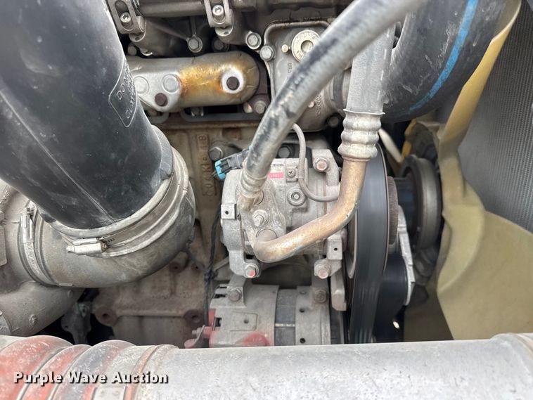 image for item ET4057 2019 Freightliner Cascadia 126 semi truck