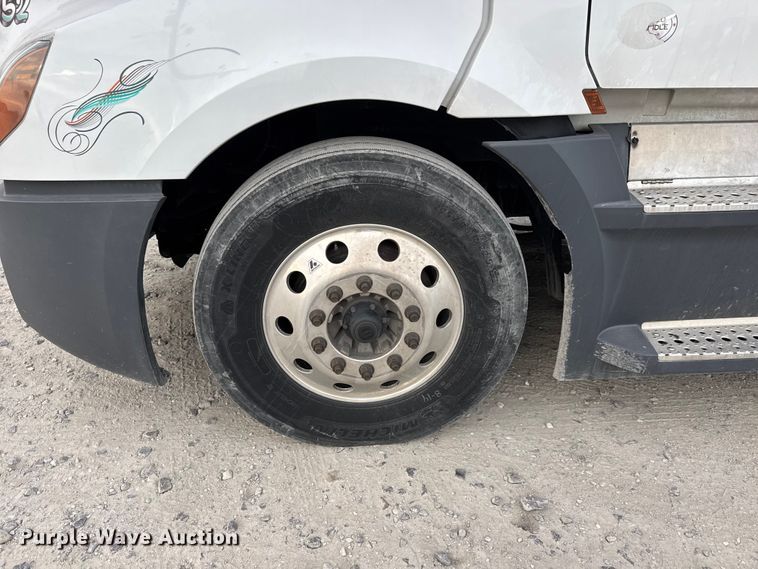 image for item ET4057 2019 Freightliner Cascadia 126 semi truck