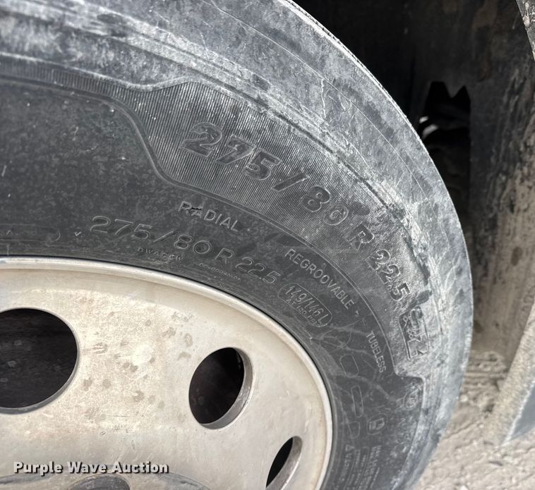 image for item ET4057 2019 Freightliner Cascadia 126 semi truck