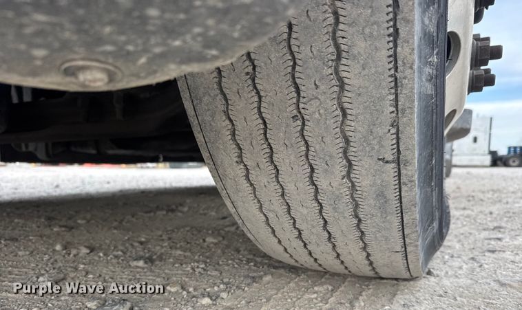 image for item ET4057 2019 Freightliner Cascadia 126 semi truck