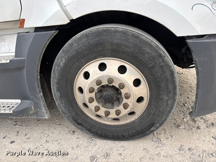 image for item ET4057 2019 Freightliner Cascadia 126 semi truck