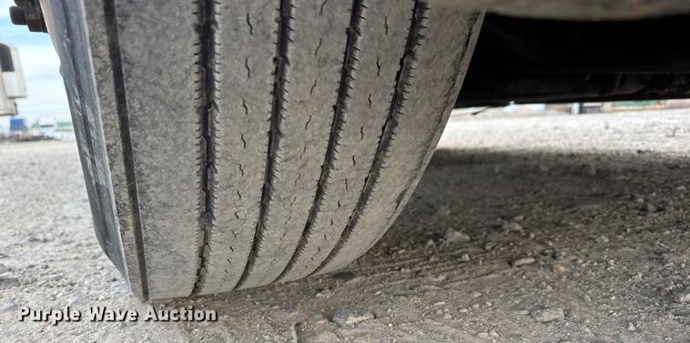 image for item ET4057 2019 Freightliner Cascadia 126 semi truck