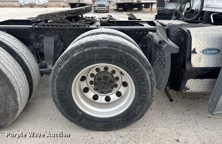 image for item ET4057 2019 Freightliner Cascadia 126 semi truck