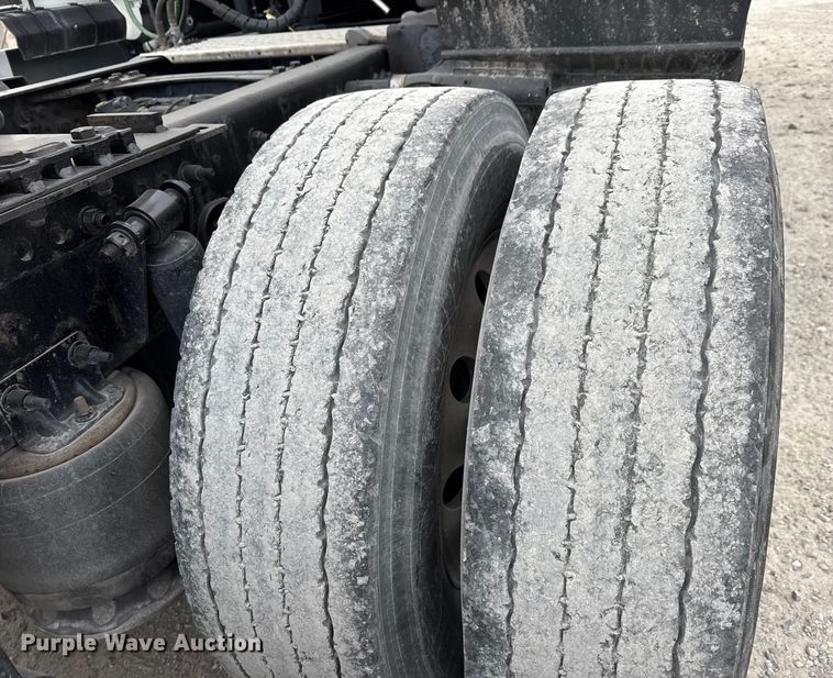 image for item ET4057 2019 Freightliner Cascadia 126 semi truck