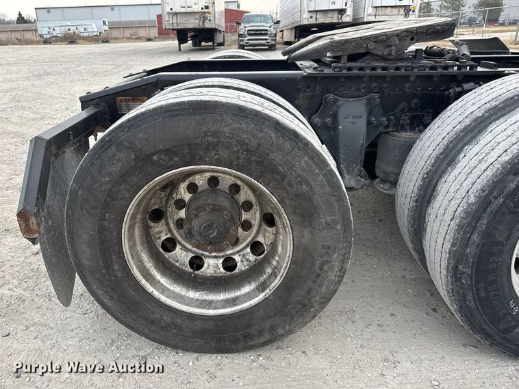 image for item ET4057 2019 Freightliner Cascadia 126 semi truck